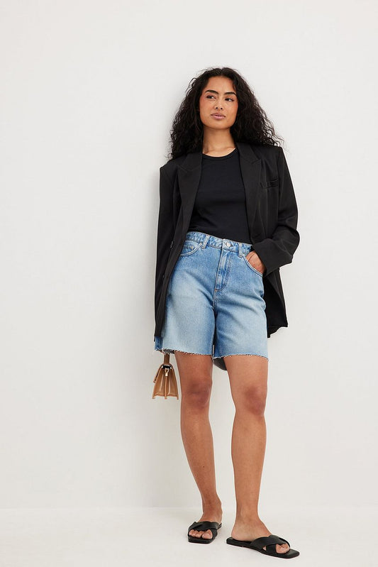 Denimshorts med rå kant och hög midja
