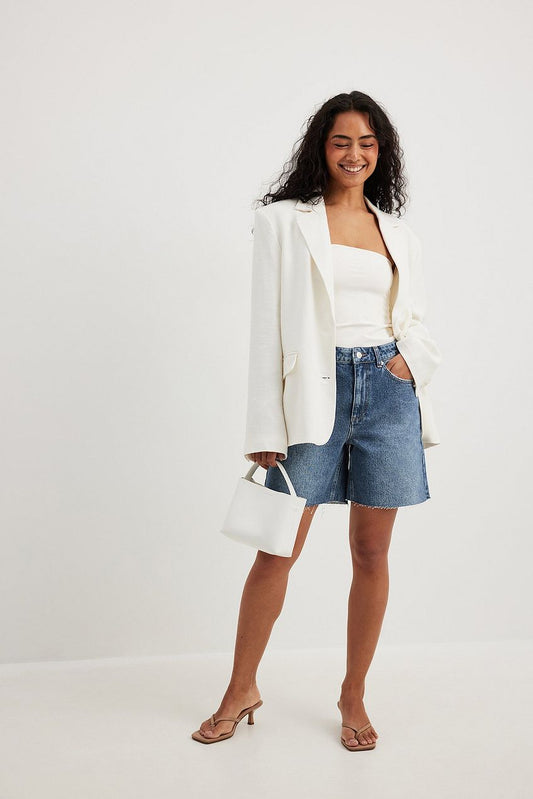 Denimshorts med rå kant och hög midja